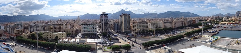 Blick von der Mein Schiff auf die Stadt