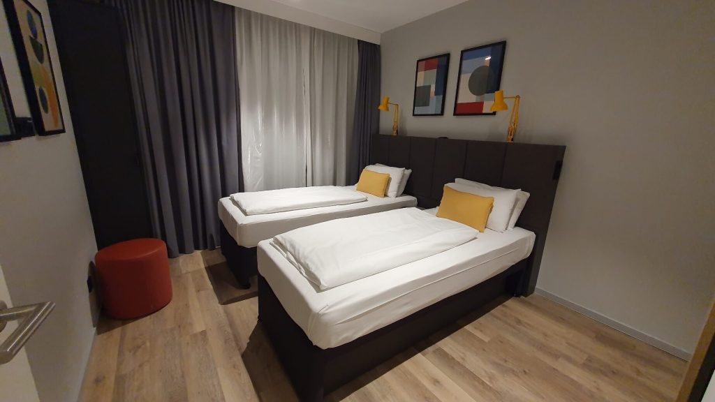 Schlafzimmer im Staycity Flughafen Frankfurt