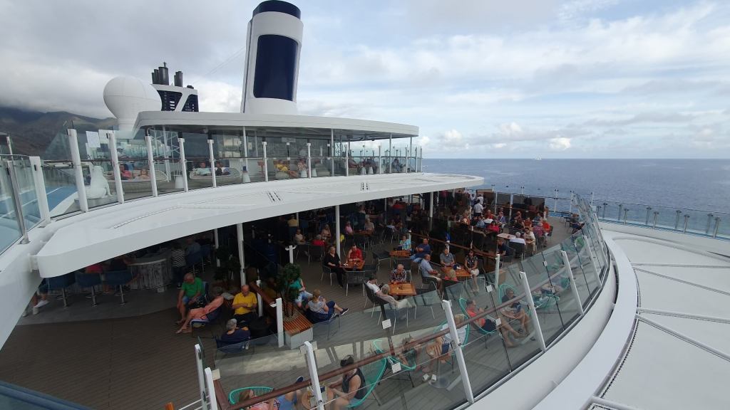 Blick auf die Bars der Mein Schiff 7