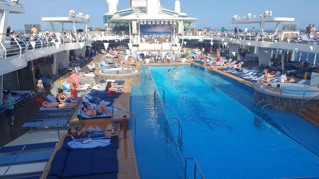 Poolbereich auf der Mein Schiff 7