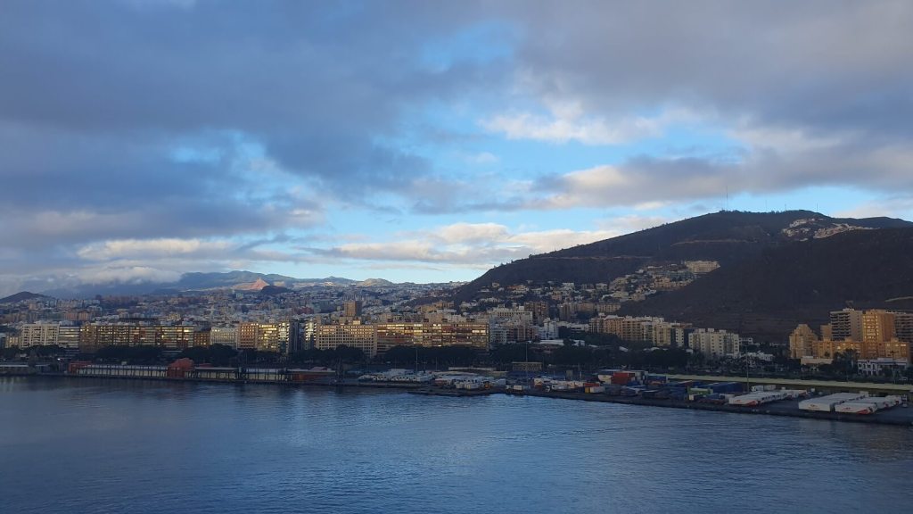 Blick auf Santa Cruz vom Kreuzfahrtschiff