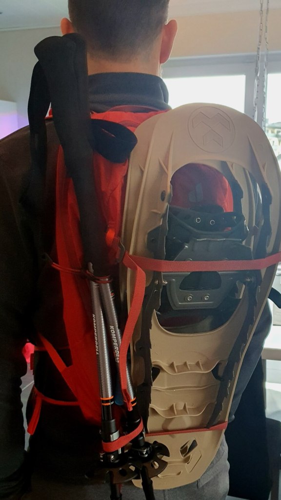 Schneeschuhe und Wanderstöcke am Rucksack von Deuter