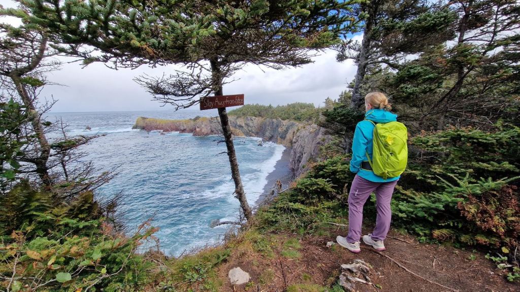 Yvonne genießt die Aussicht auf dem Chance Cove Coastal Trail