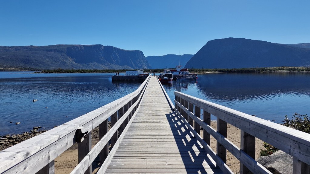 Der Bootsanleger im Western Brook Pond auf Neufundland