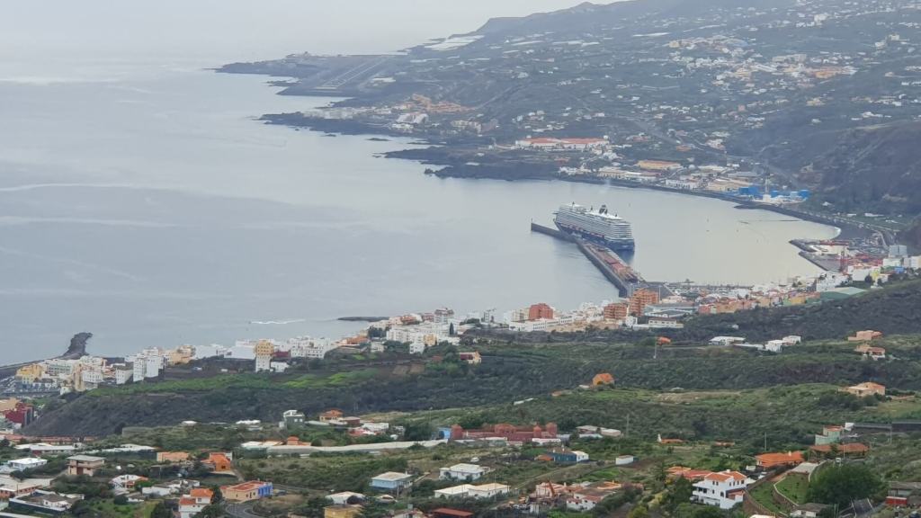 Mein Schiff 7 im Hafen von Santa Cruz auf La Palma