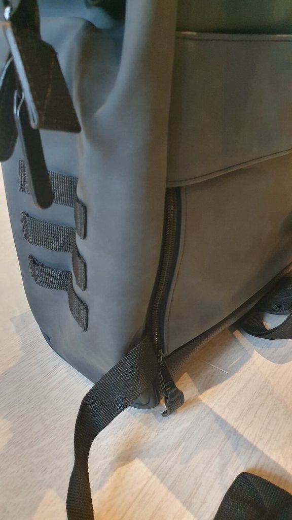 verstecktes Fach am Rücken des Cabaia Adventurer Rucksack M