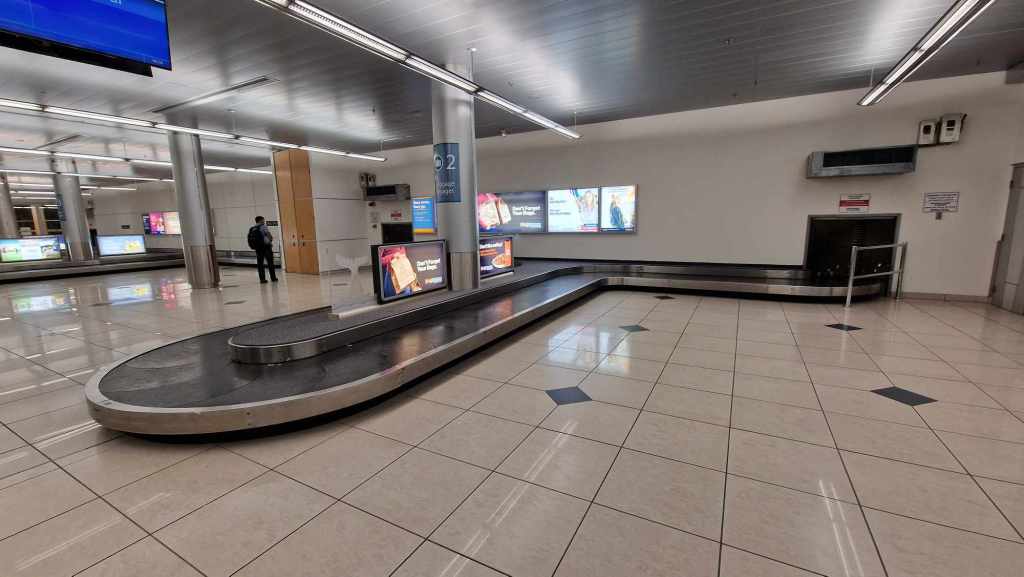 Flughafen St. John`s Gepäckband und Mietwagenschalter