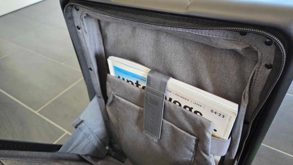 Auch Zeitschriften finden Platz im Level 8 Koffer