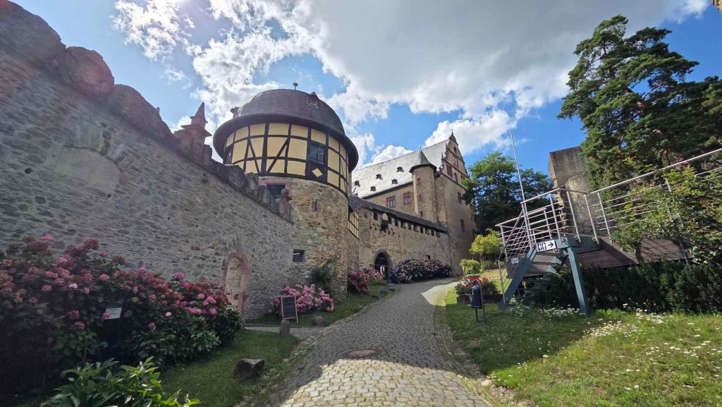 Burg Kronberg auf dem 3 Burgen Weg bei Königstein im Taunus