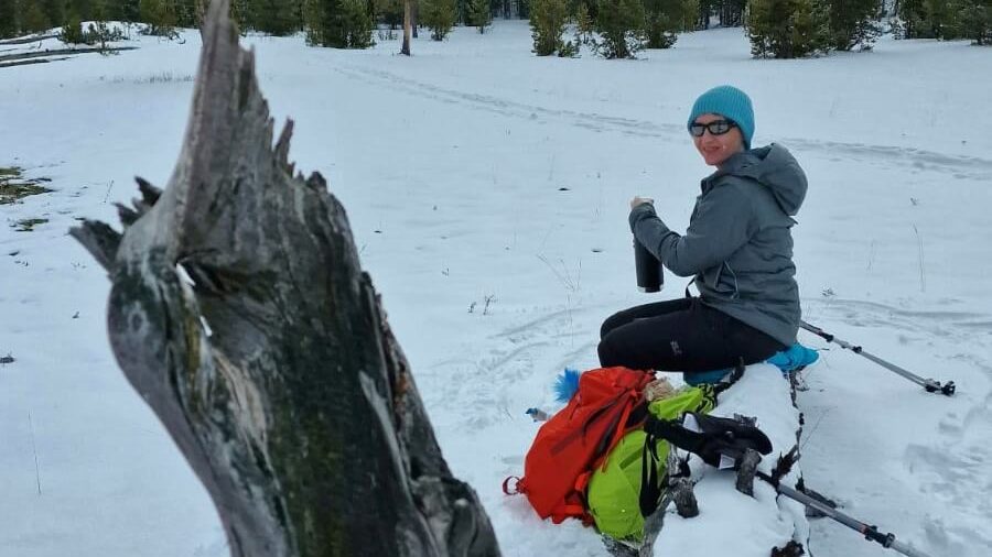 Picknickpause auf einer Wanderung mit Aussicht – Snacks und Natur genießen - Wanderausrüstung