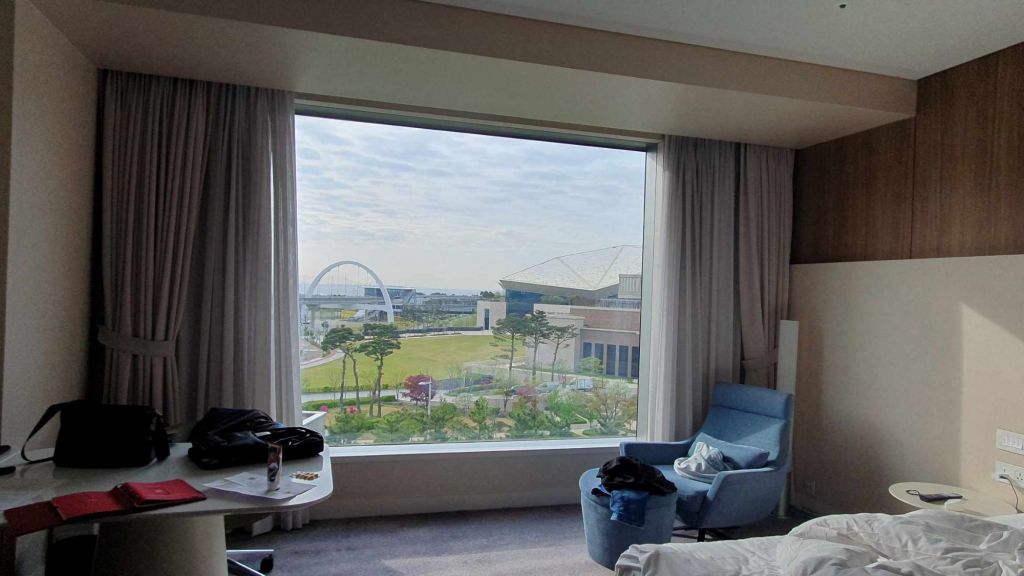 Großzügiges Hotelzimmer mit bodentiefem Fenster im Grand Hyatt Incheon