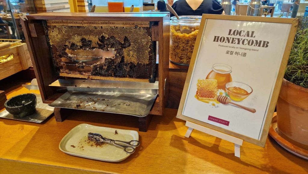 Frühstücksbuffet im Grand Hyatt Incheon mit echter Honigwabe