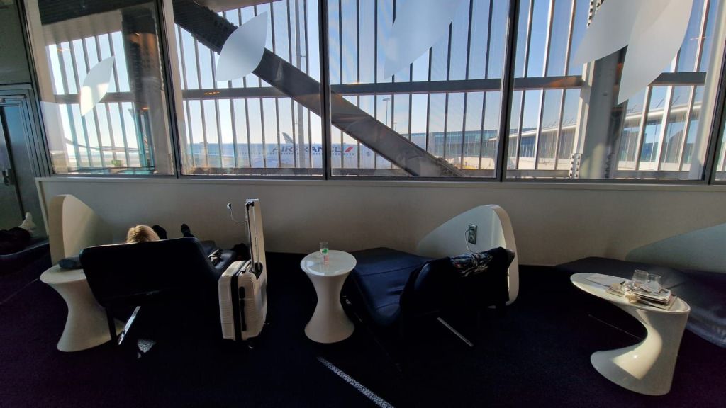 Loungemöbel in der Air France Lounge Paris CDG