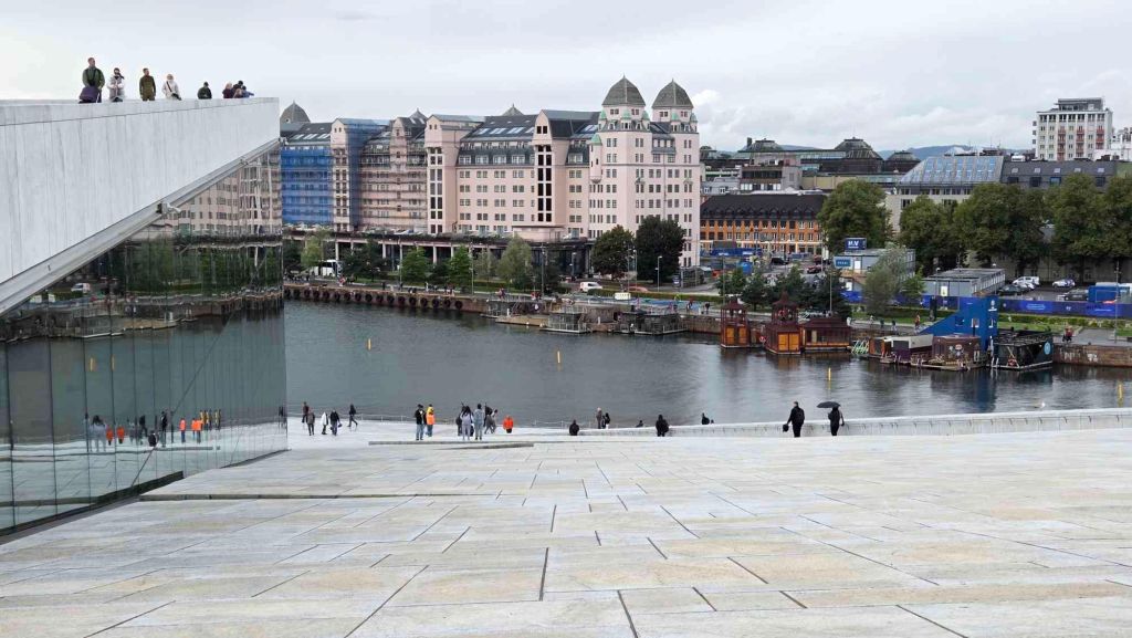 Opernhaus Oslo Außenansicht mit Glasfassade und Blick aufs Wasser