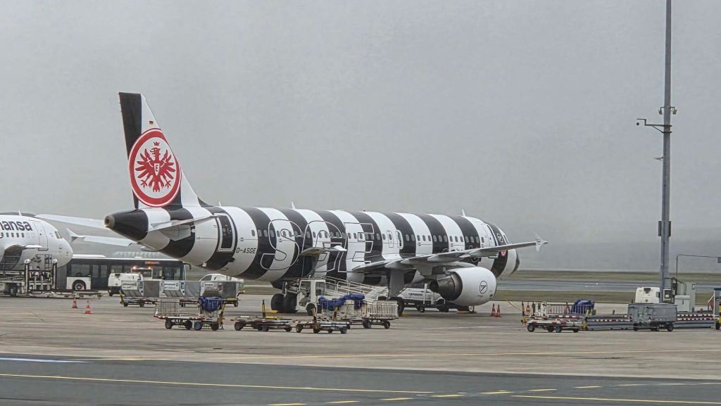 Der Eintracht Frankfurt Flieger der Condor am Flughafen Frankfurt