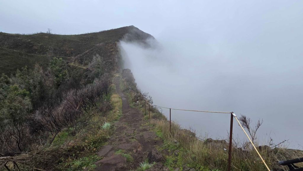 Wechselhaftes Wetter beim Wandern auf Madeira - Weg zum Pico Grande