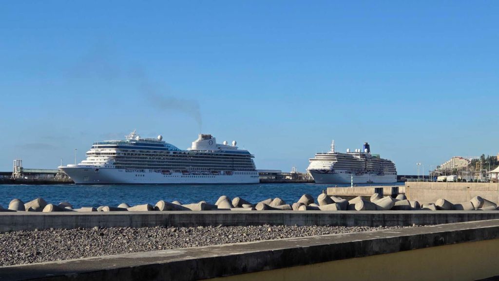 Kreuzfahrtschiffe im Hafen von Funchal auf Madeira