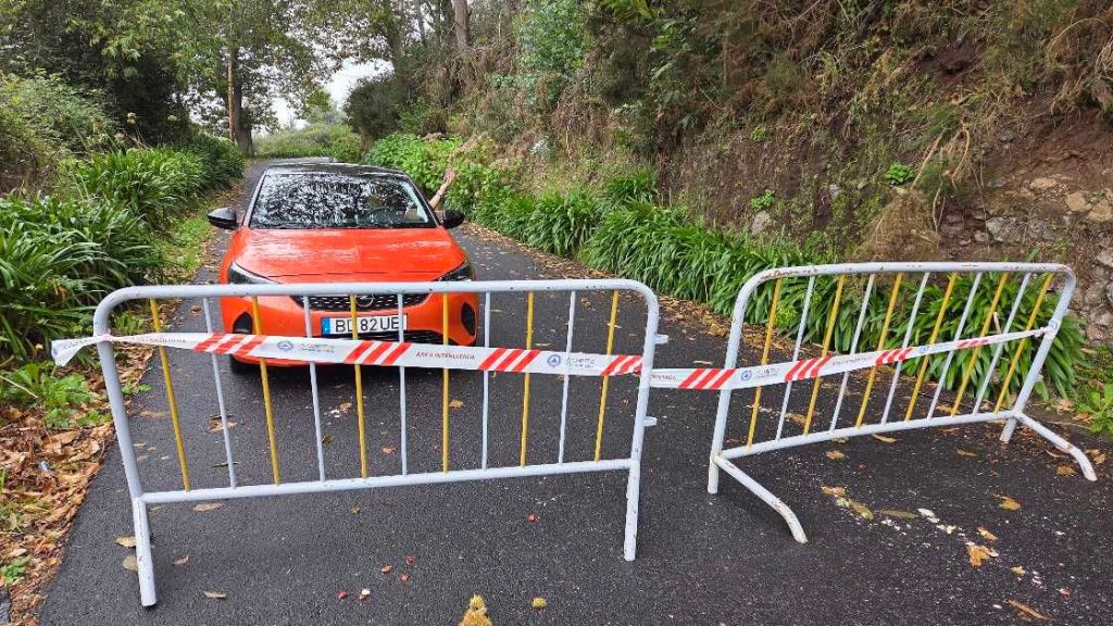 Straßensperre zum Wanderparkplatz auf Madeira