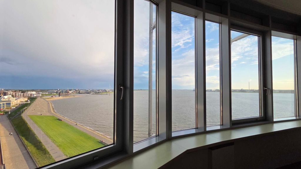 Blick aus dem Deluxe-Zimmer des Atlantic Sail City Hotels auf den Hafen von Bremerhaven