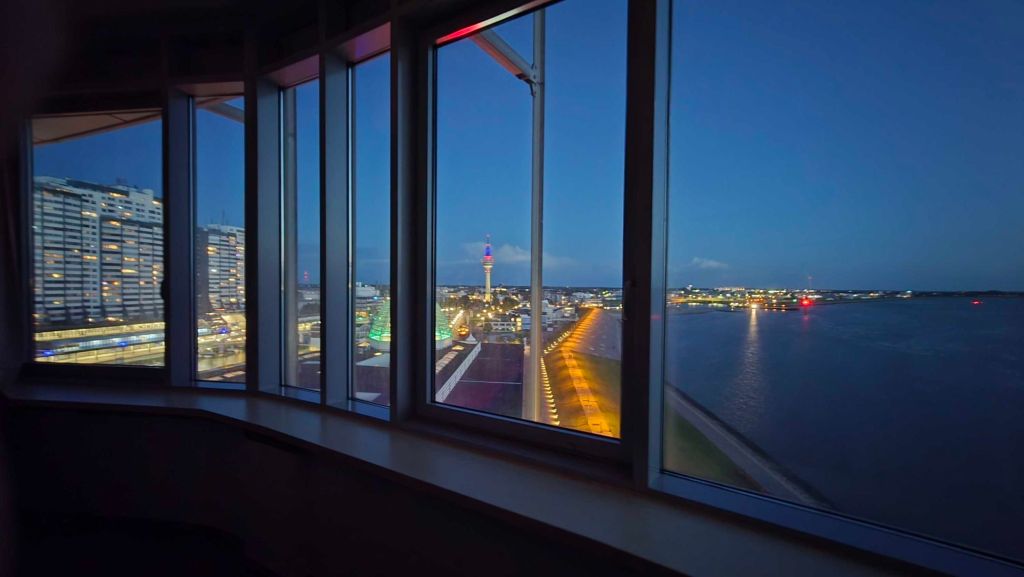 Blick aus dem Deluxe-Zimmer des Atlantic Sail City Hotels auf den Hafen von Bremerhaven