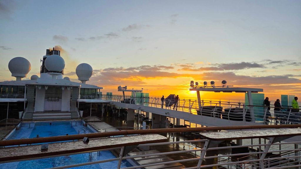 Sonnenaufgang auf dem Kreuzfahrtschiff
