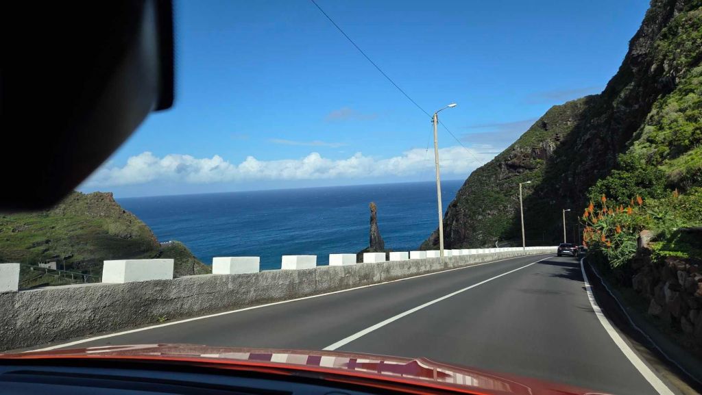 Gut ausgebaute Straßen auf Madeira mit Blick aufs Meer