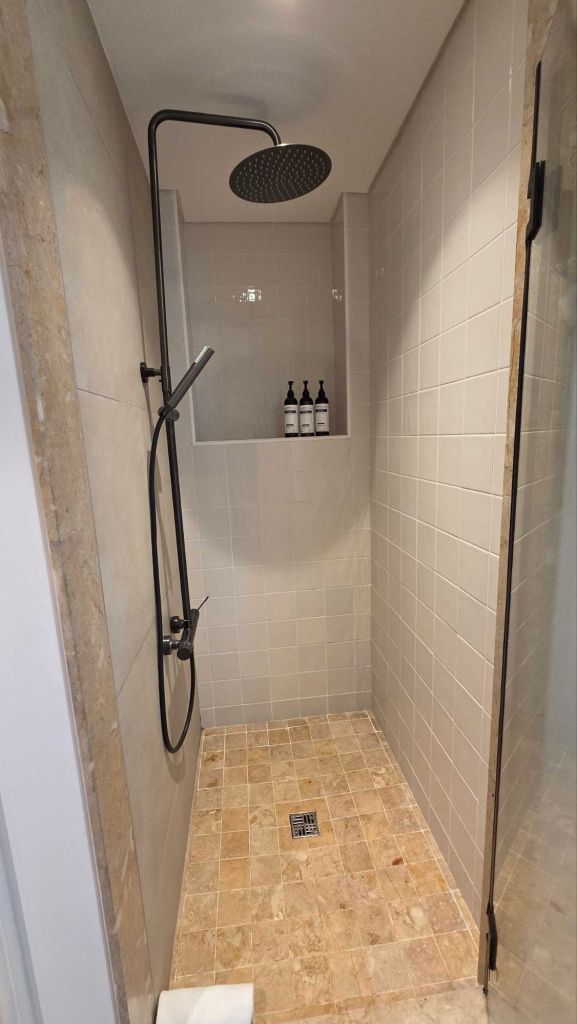 Regendusche im Badezimmer im Hotel