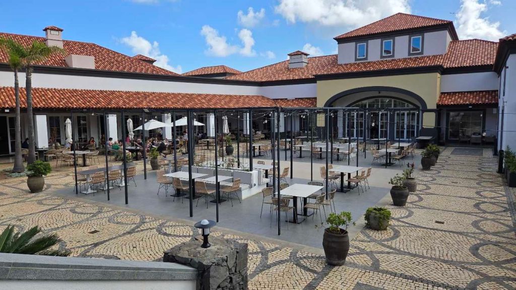 Sitzplätze im Außenbereich des Buffetrestaurants