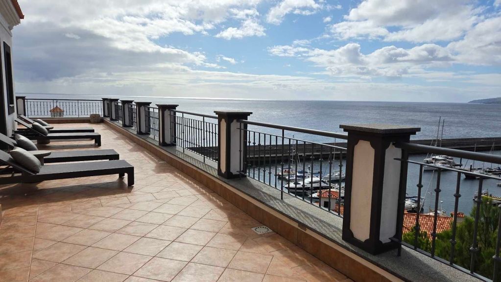 Außenterrasse im Spa-Bereich mit toller Aussicht