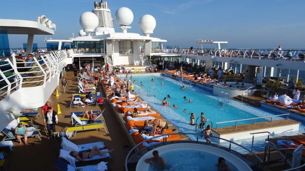 Poolbereich am Seetag der Mein Schiff
