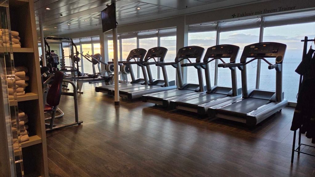Fitnessbereich auf der Mein Schiff 3 mit Sportkursen