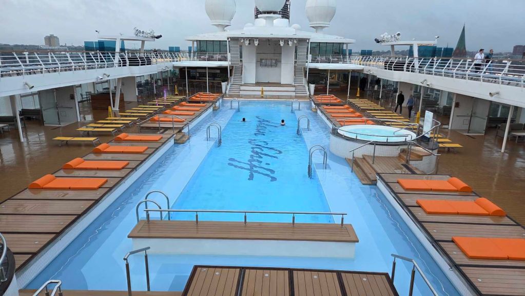 Poolbereich der Mein Schiff 3 mit Sonnenliegen