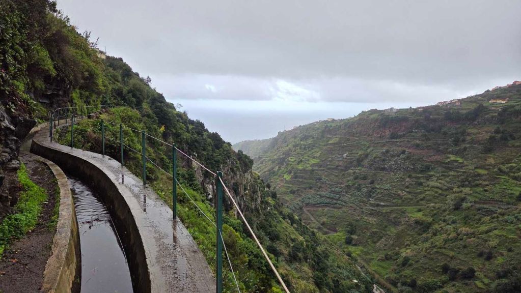 Schmaler Pfad entlang der Levada Nova mit tiefem Abgrund