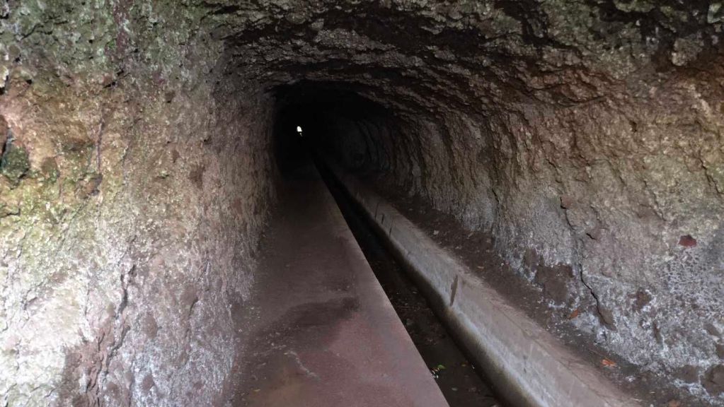 Tunnel auf der Levada Nova, Stirnlampe notwendig