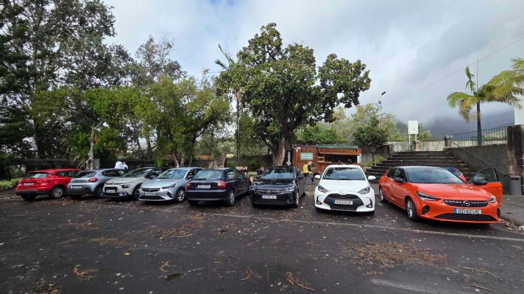 Parkplätze an der Igreja da Lombada