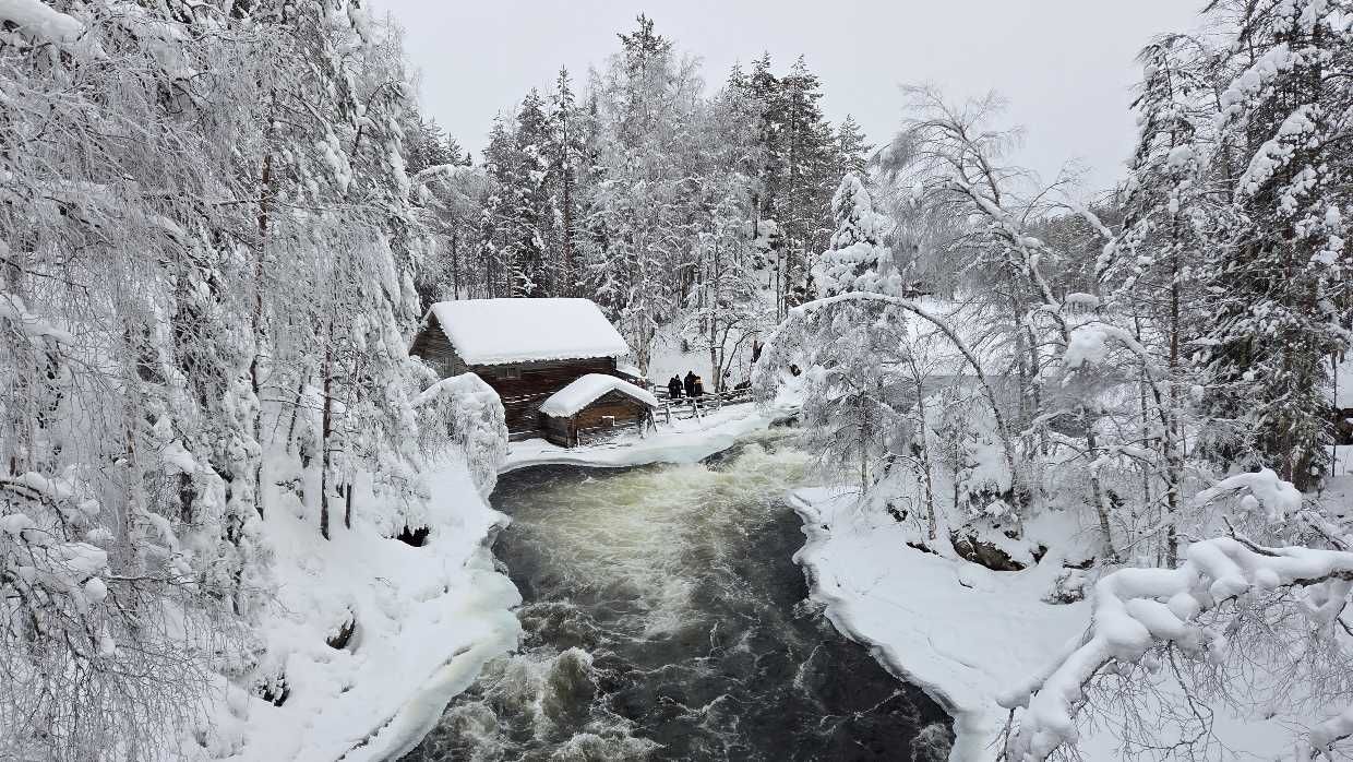 Gefrorene Stromschnellen im Oulanka Nationalpark Finnland