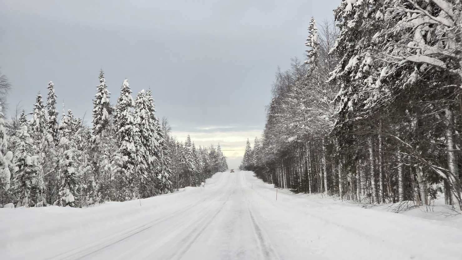 Autofahren im finnischen Winter bei unserem Winterurlaub in Finnland
