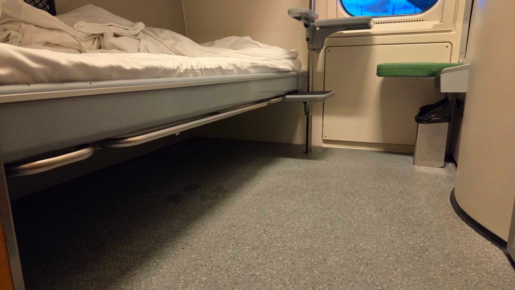 Platz unter dem Bett in den mittleren Kabinen des Nachtzuges in Finnland