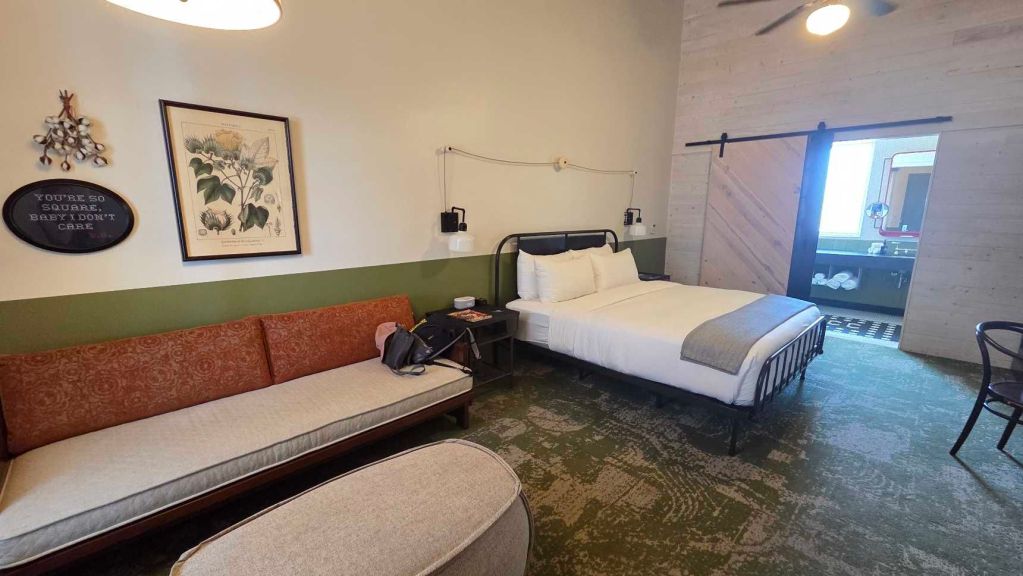 Zimmer im Cotton Court Hotel Lubbock mit großem Bett und Vintage Design