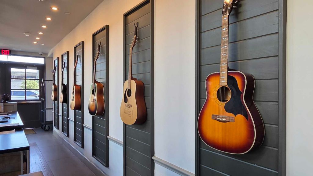 Lobby des Cotton Court Hotel mit Gitarren und Musik-Design in Lubbock Texas