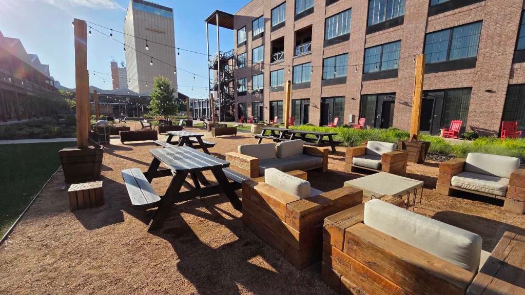 Gemütlicher Innenhof mit Lichterketten und Feuerstellen im Cotton Court Hotel