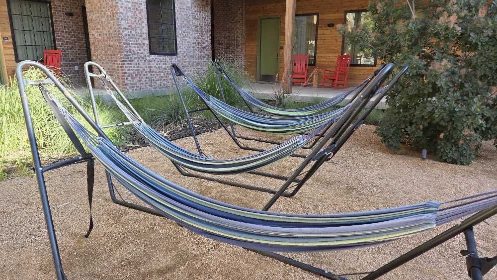 Gemütliche Hängematte im Innhof des Cotton Court Hotels in Lubbock