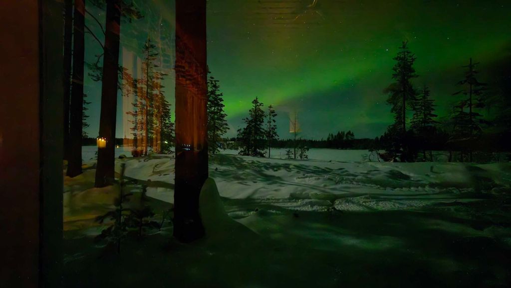 Blick auf die kommenden Nordlichter aus dem Wohnzimmerfenster