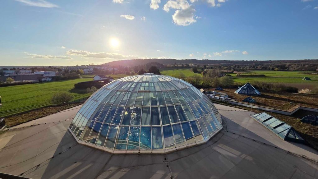Blick auf die Kuppel der Rhein Main Therme in Hofheim