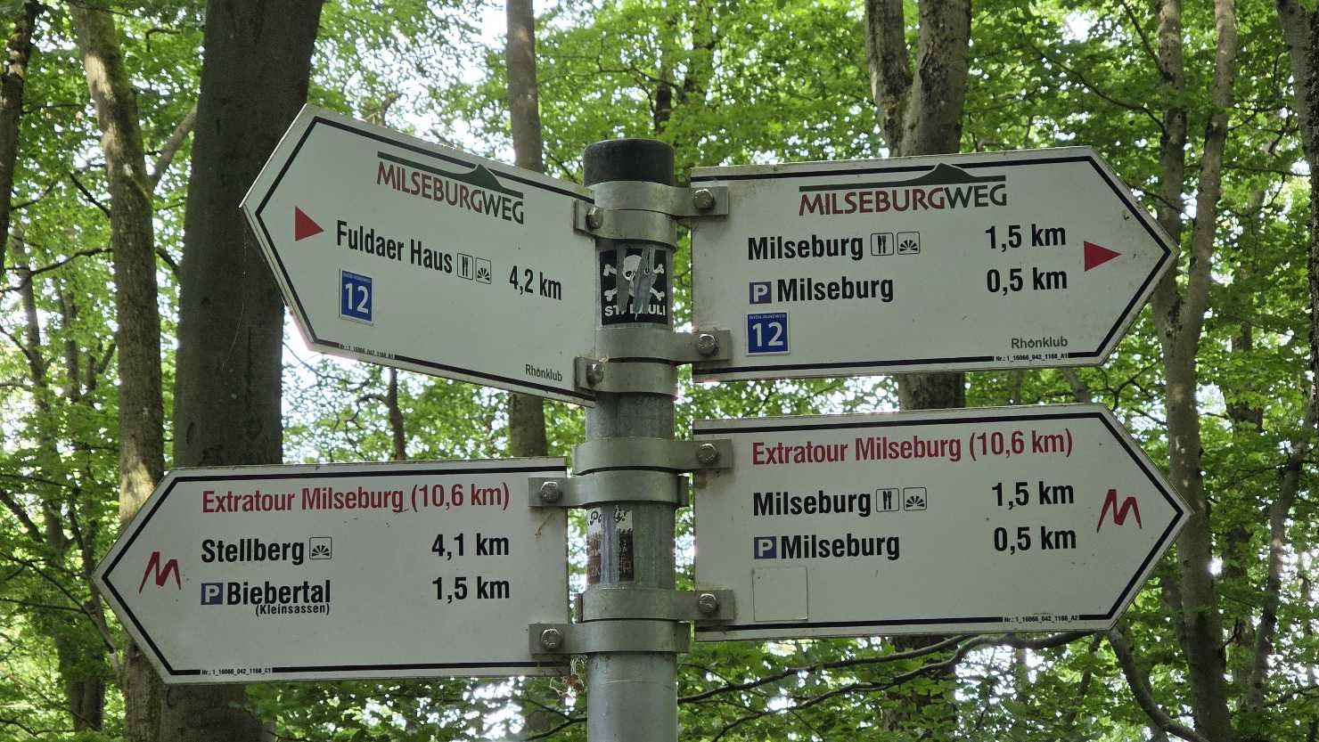 Wegweiser der Extratour Milseburg mit roter Markierung
