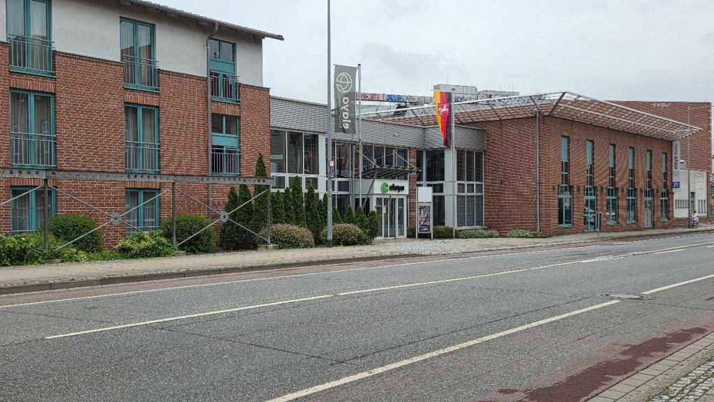 Eingang des elaya Hotel Wolfenbüttel direkt am Bahnhof