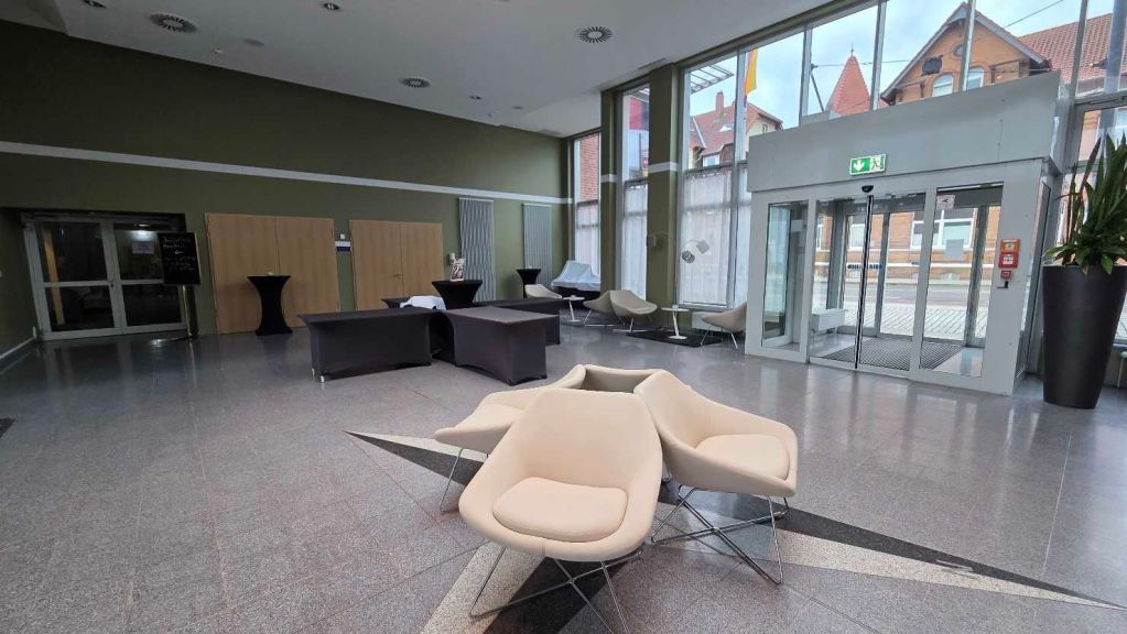 Lobby mit Sitzbereich im elaya Hotel Wolfenbüttel