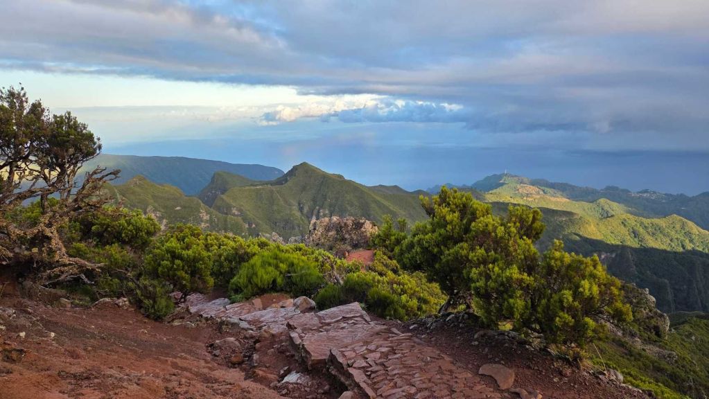 Goldenes Morgenlicht über den Bergen von Madeira