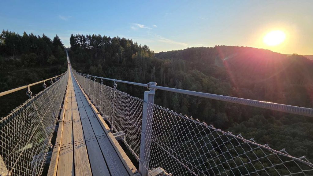Geierley Hängebrücke zum Sonnenuntergang