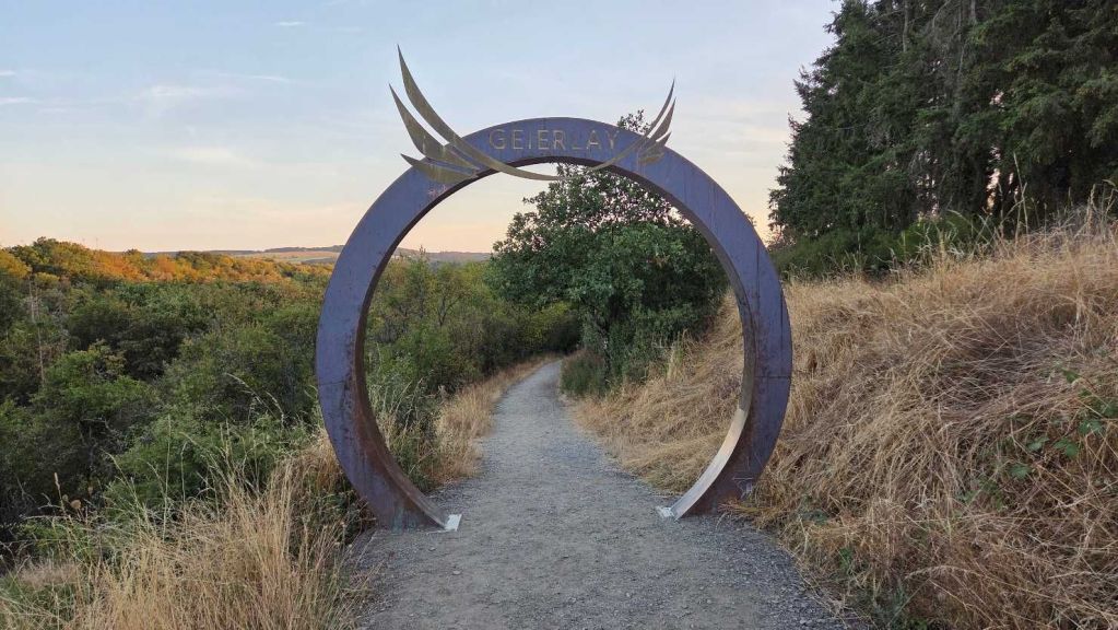 Wegweiser zur Geierlay Hängeseilbrücke bei Mörsdorf